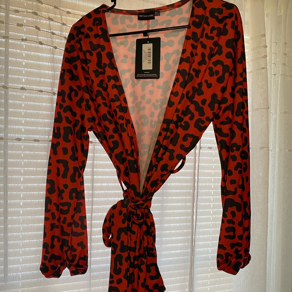 Beautiful leopard Deep V Neck. Size M.